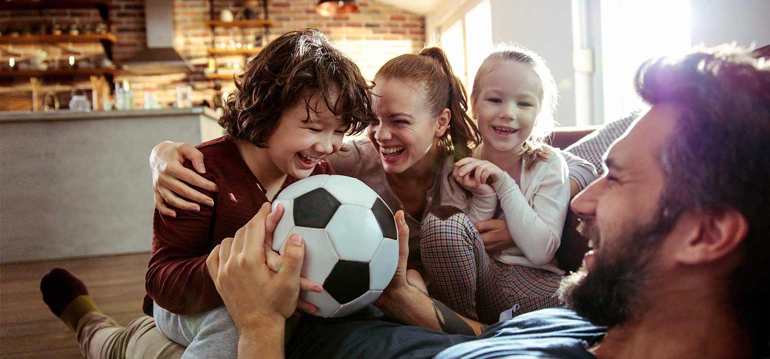 Familie schaut Fußball auf der Couch